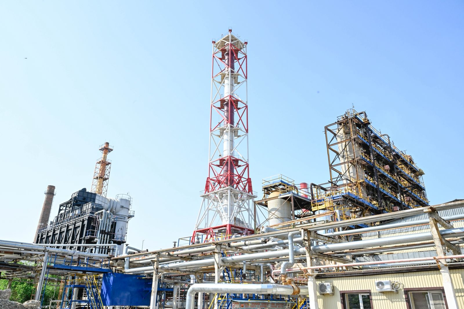 На АНПЗ возобновлена работа первой установки первичной переработки нефти после ППР