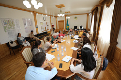 Облыстық Қоғамдық кеңестің өкілдері Атырау мұнай өңдеу зауытына келіп зауыттың бас директорына сауалдарын қойды. 