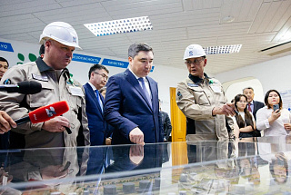 Олжас Бектенов Атырау мұнай өңдеу зауытының жұмысымен танысты