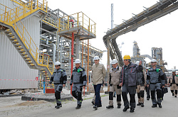 Глава «КазМунайГаза» ознакомился с ходом ремонтных работ на Атырауском НПЗ
