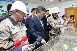 Олжас Бектенов Атырау мұнай өңдеу зауытының жұмысымен танысты