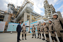 Председатель Ассоциации KAZENERGY Т. Кулибаев вручил заводчанам ведомственные награды